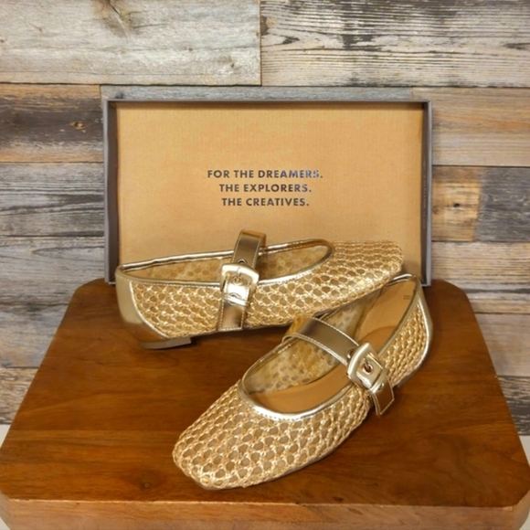 Crown Vintage Elegant Gold Flats with Woven Texture And A Buckle Closure - Picture 3 of 10